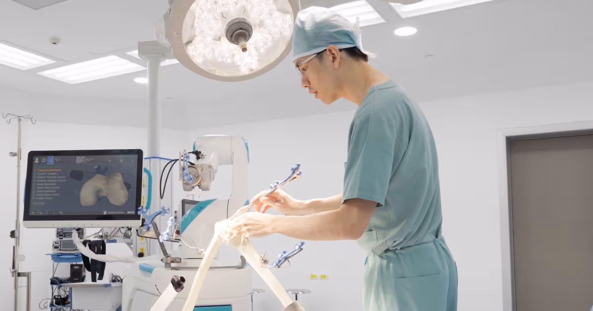 ผ่าตัดเปลี่ยนข้อเข่า ข้อสะโพกเทียม การรักษาที่เหมือนได้ชีวิตใหม่ - Knee and Hip Replacement: A Treatment That Restores Quality of Life