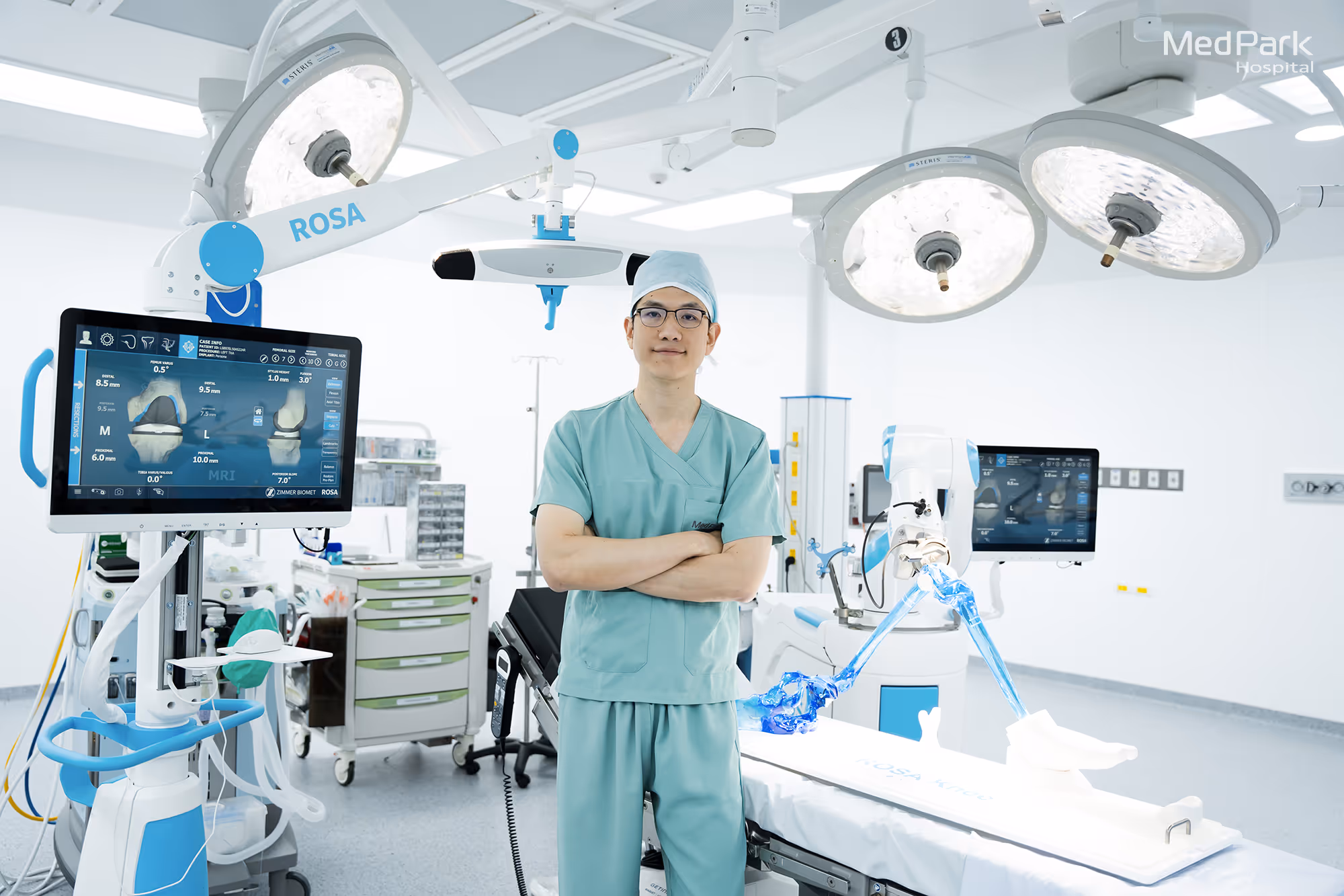 ผ่าตัดเปลี่ยนข้อเข่าเทียมด้วยหุ่นยนต์ ROSA