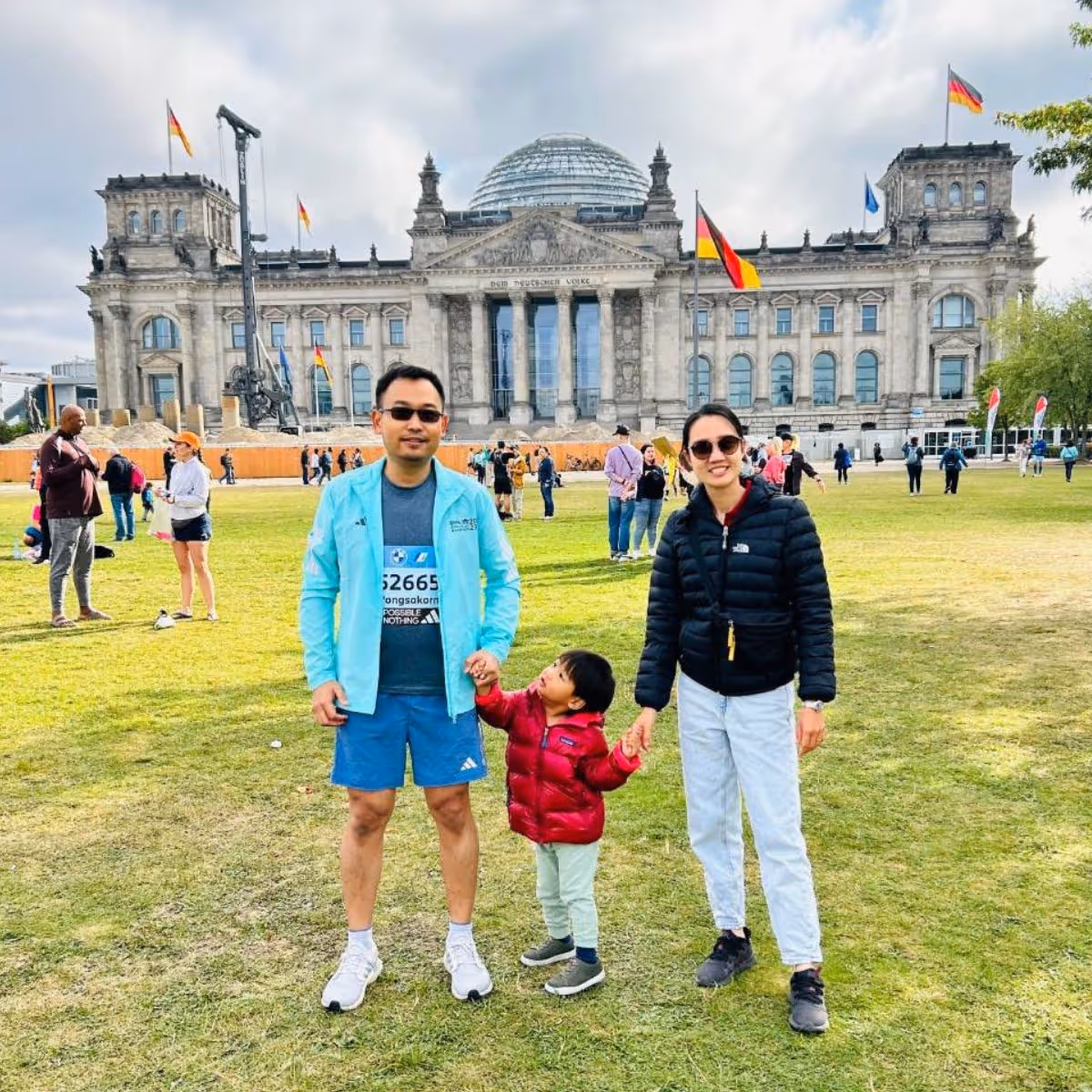 นายแพทย์พงศกร บุบผะเรณู ศัลยแพทย์กระดูกและข้อ - Dr Pongsakorn Bupparenoo, an Orthopedic With Family