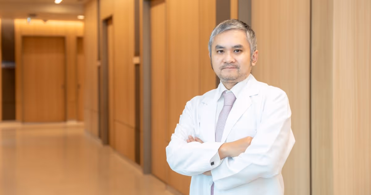Dr.Tewajetsada Paruang นพ.เทวเจษฎา ภาเรือง ศัลยแพทย์ผู้ชำนาญการด้านศัลยศาสตร์กระดูกสันหลัง - a surgeon specializing in neurological spine surgery