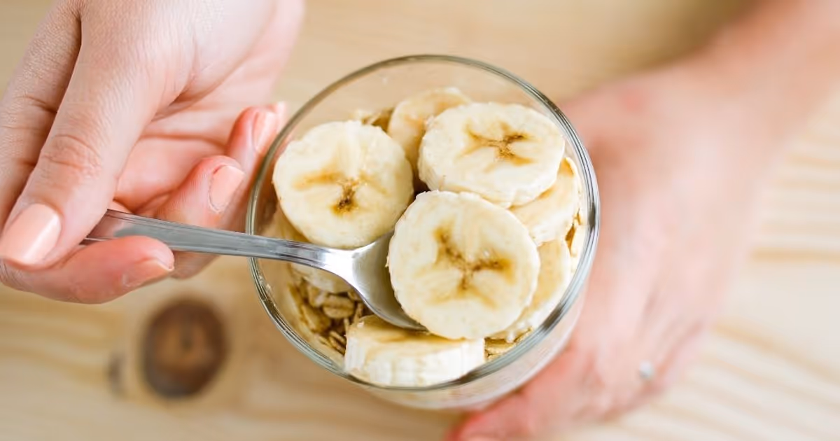 Foods that some acid reflux patients eat and get better are bananas, whole grains, and vegetables.