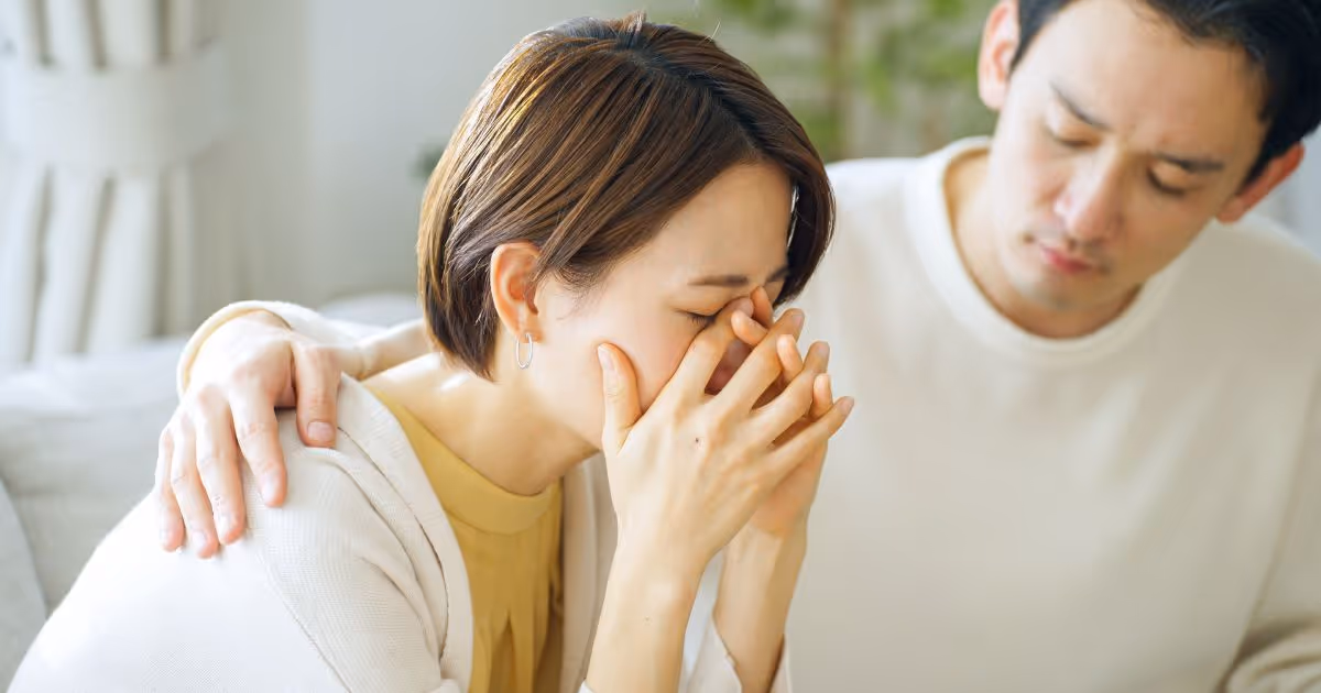 อาการแท้งลูก ปวดท้องรุนแรง มีเลือกออกตอนท้อง - Miscarriage: vaginal spotting or bleeding, which can be painful in some individuals.
