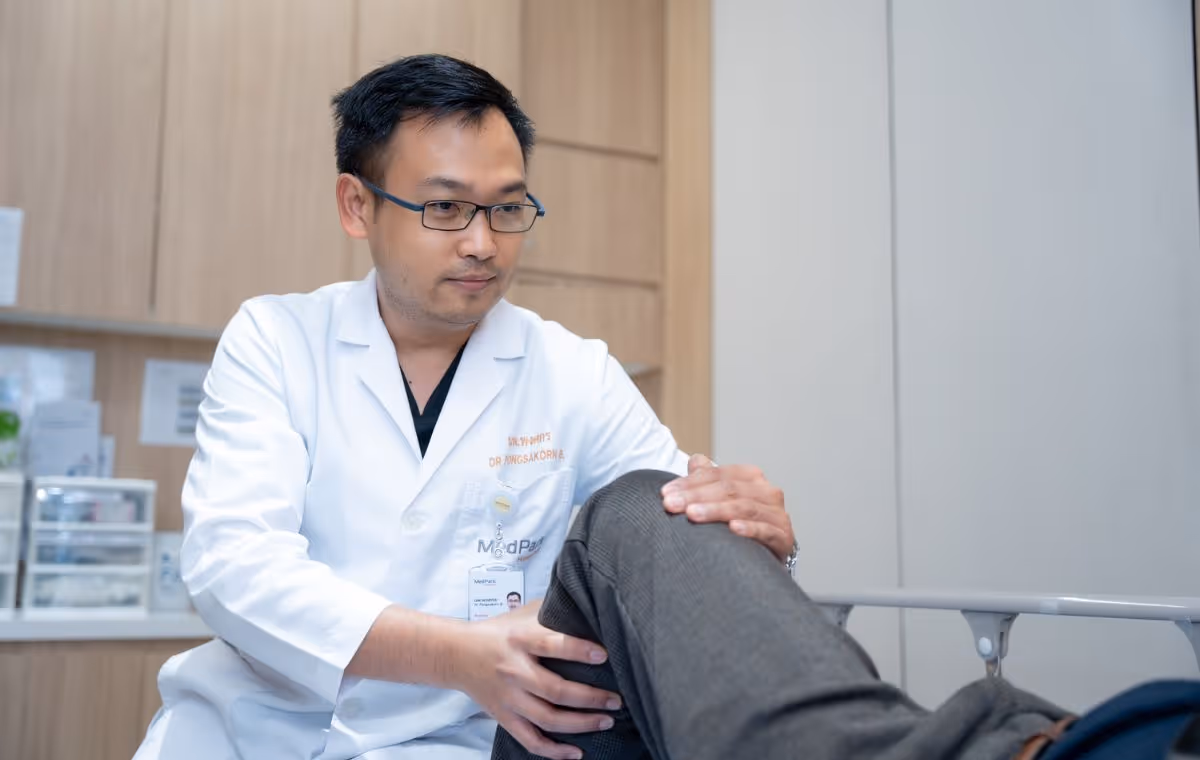 นพ.พงศกร และคนไข้ - Dr Pongsakorn Bupparenoo, an Orthopedic With Patient