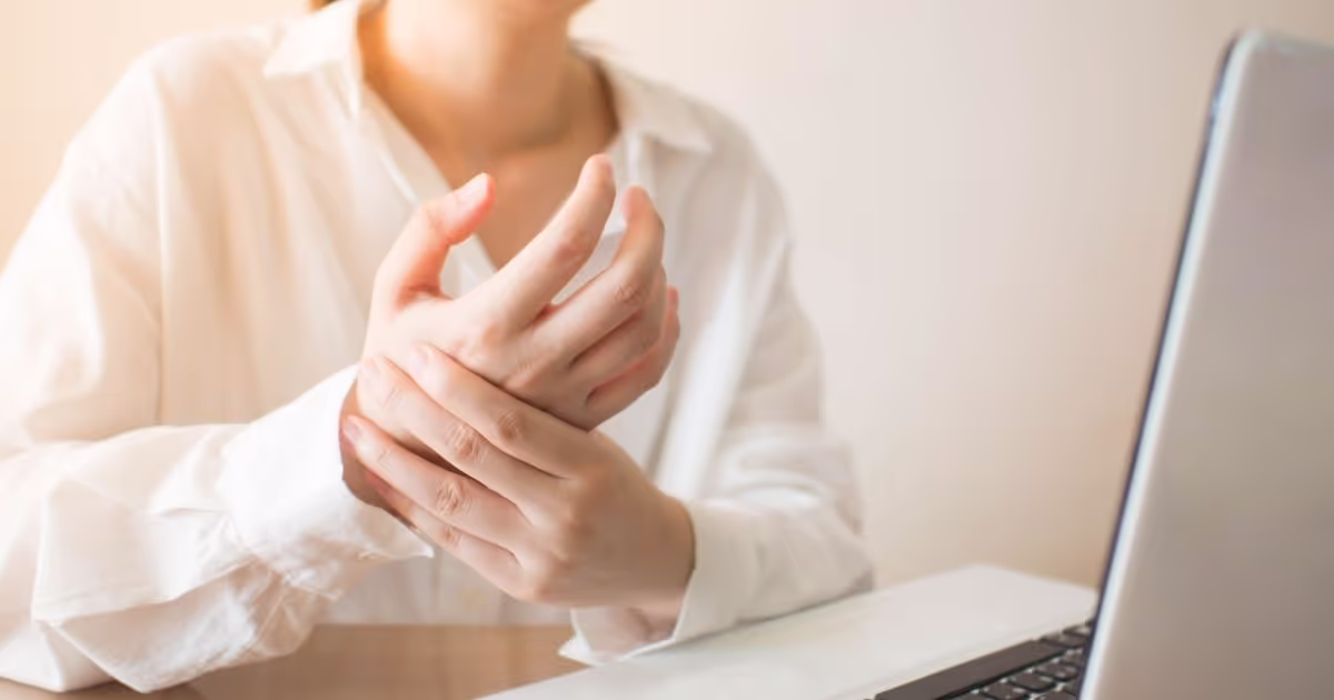 สาเหตุ อาการมีกี่ระดับ วิธีการรักษาโรคนิ้วล็อค (Trigger Finger)- Causes, Symptoms, treatment